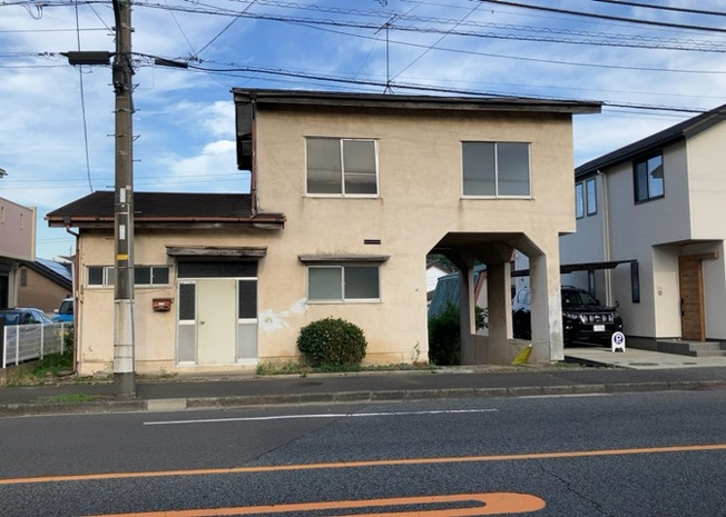 【外観】 | 土地を買う際、住む地域の自治体や福祉の補助制度にも注目してみましょう。子供や老人の医療補助やゴミ出しのルールなど、自治体によってルールに大きな違いがあるため、暮らしやすい土地で判断するとよいでしょう。