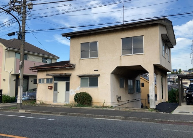 【外観】 | 現地に行くなら、物件の周囲の地形がどうなっているかを見ることも大切です。周辺より低くなっている土地では、大雨などで水が集まりやすいため、地盤が弱くなっているということも考えられるため、注意が必要です。
