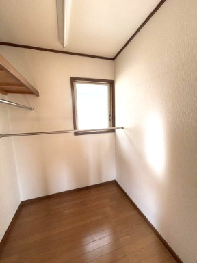 廿日市市四季が丘３丁目　中古住宅の収納|2階洋室ウォークインクローゼット