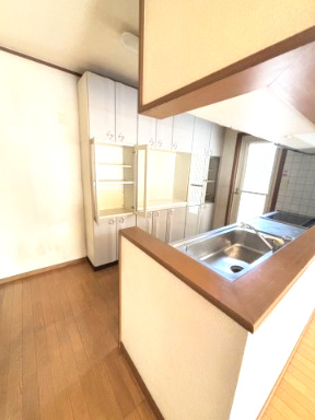 廿日市市四季が丘３丁目　中古住宅のキッチン|カップボード付