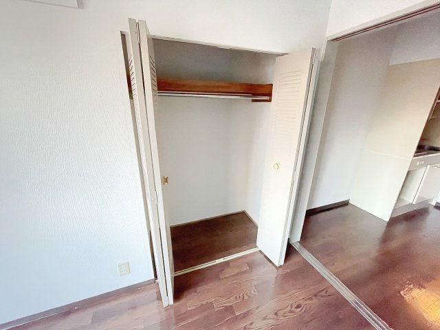 洋室には沢山物やお洋服が収納できそうなクローゼットがあります