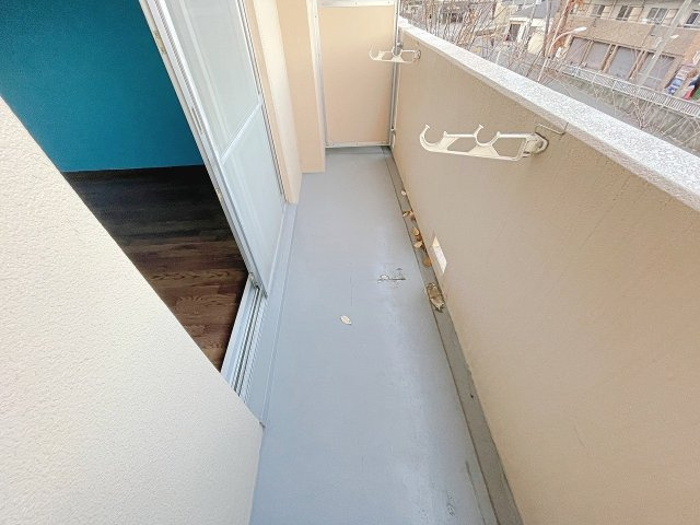 ゆったり洗濯物が干せるバルコニーです