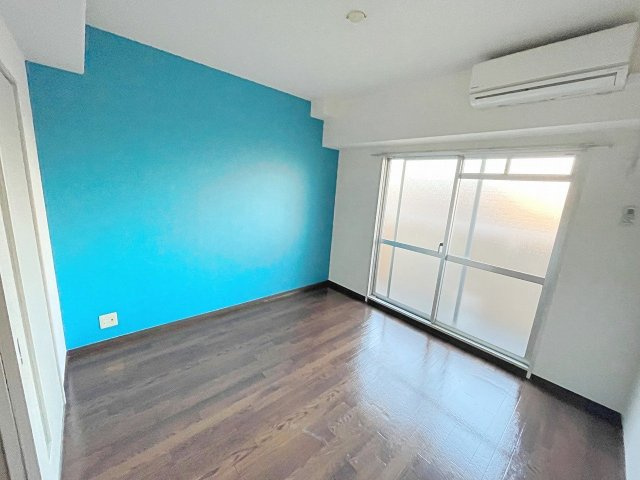 青い壁がオシャレな5帖の洋室です