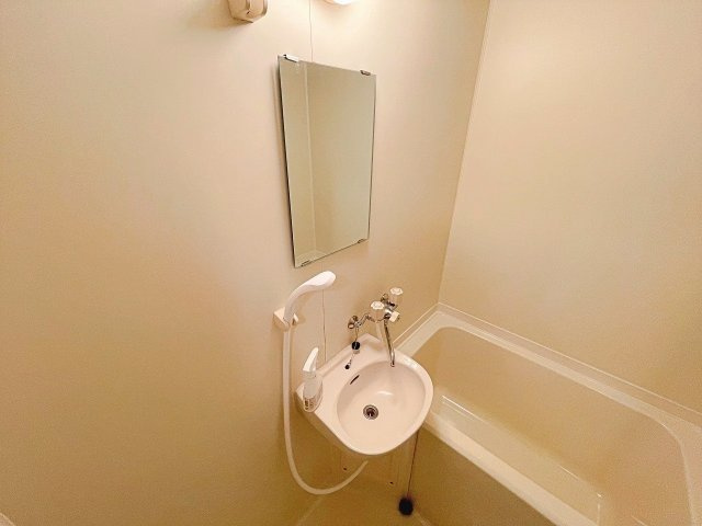 浴室に洗面台があります