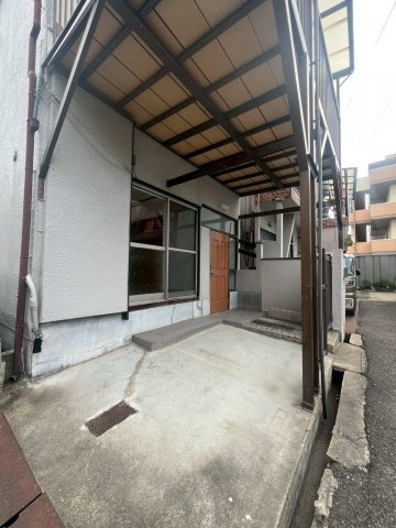 上高丸3丁目貸家の駐車場