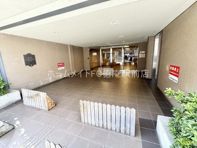東大阪市稲田上町１丁目の賃貸マンションのエントランス