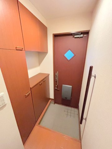 ニューヴァレイ船越　A棟の玄関