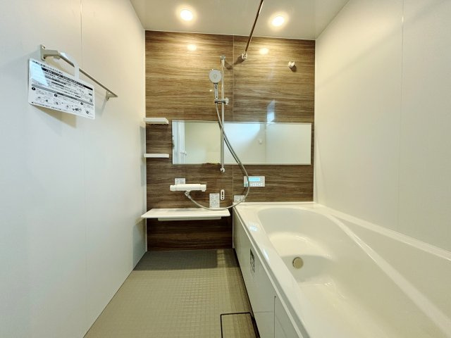 練馬区貫井4丁目 全2棟 1号棟の浴室|落ち着いた色合いの浴室
一坪タイプの浴室は足を伸ばしてゆっくりバスタイムを楽しめます
浴室換気乾燥機が標準装備です(1号棟)