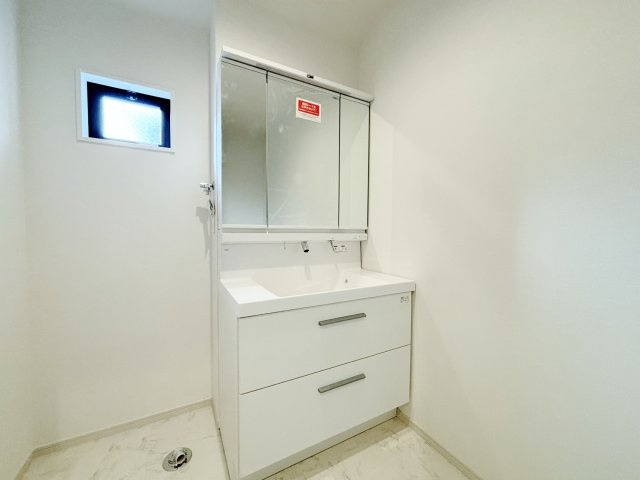 練馬区貫井4丁目 全2棟 1号棟の独立洗面台|使いやすい三面鏡の洗面台
鏡裏やベースキャビネットなど収納スペースもしっかり設けているので水回りをキレイにお使いいただけます(1号棟)