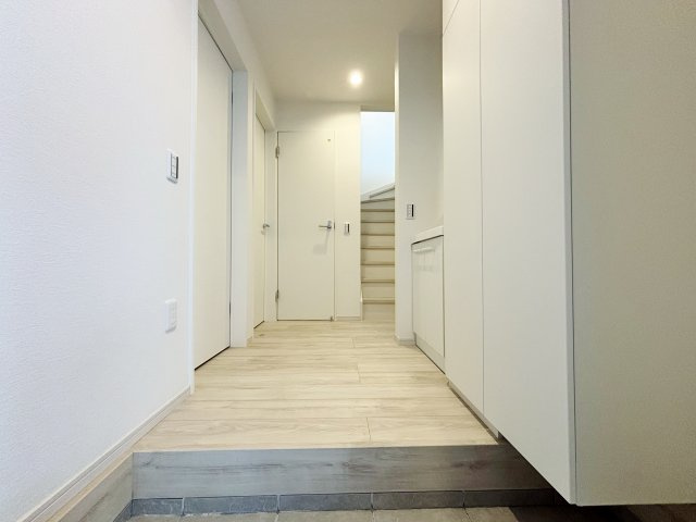 練馬区貫井4丁目 全2棟 1号棟の玄関|家の顔でもある玄関にはホールを設けゆとりある空間を演出しています