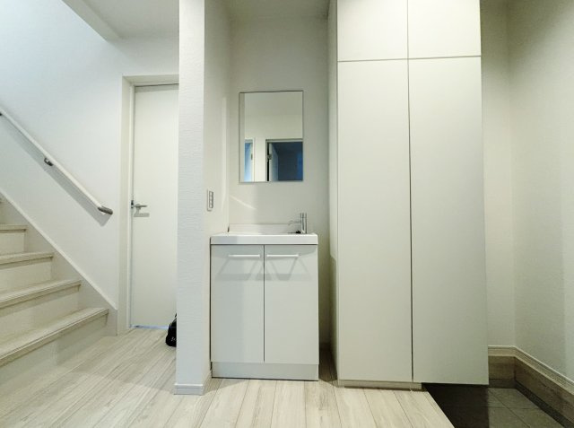 練馬区貫井4丁目 全2棟 1号棟の玄関|玄関ホールには手洗いカウンターを設置
帰宅時や来客時にもスムーズに手洗いできます