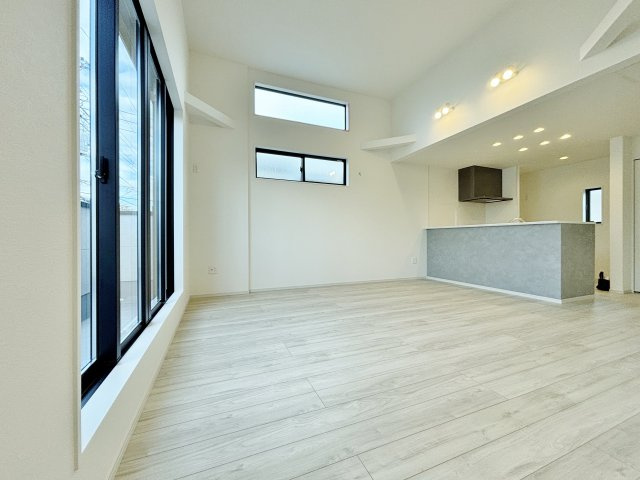 練馬区貫井4丁目 全2棟 1号棟の居間・リビング|明るく快適な2階に設けたリビング
上部吹抜けを設けた明るく快適な家族団らんスペースです(1号棟)