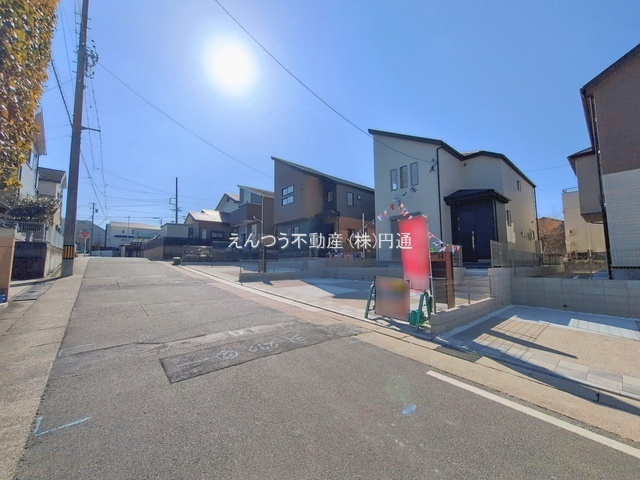 ブルーミングガーデン梅森坂3丁目の前面道路含む現地写真