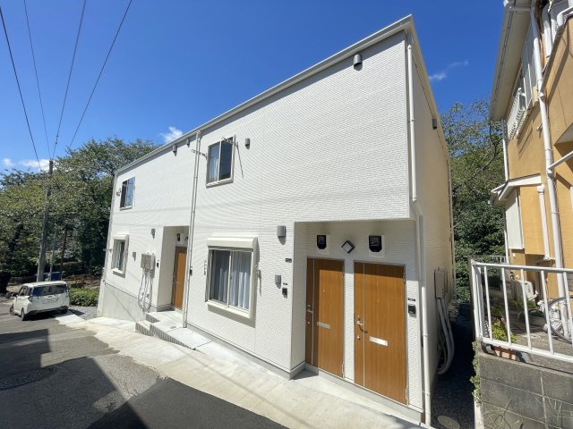 新緑と桜のシャルールの外観