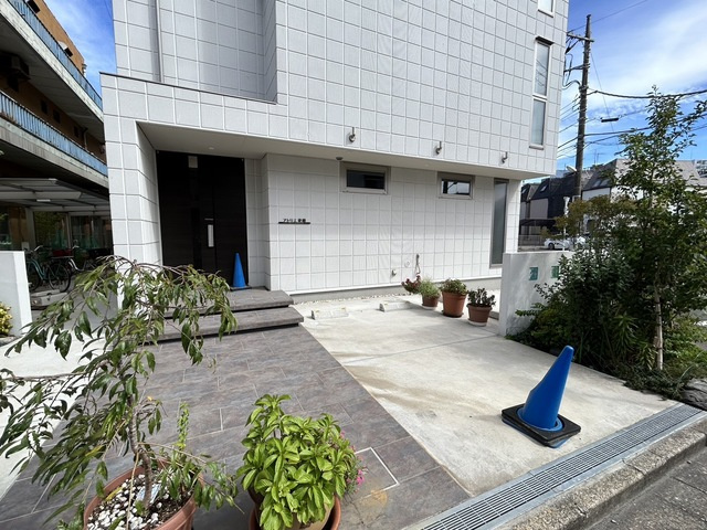 アトリエ更勝のエントランス