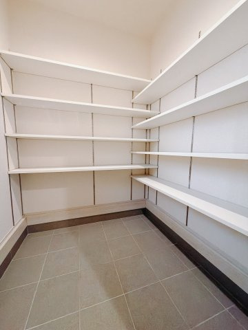 【新築戸建】前橋南町の収納|■SIC｜S.I.Cはスペースが効率よく使える可動棚仕様！大きめのベビーカーやブーツ、平らなサンダルなど用途に合わせて段の高さが変えられます