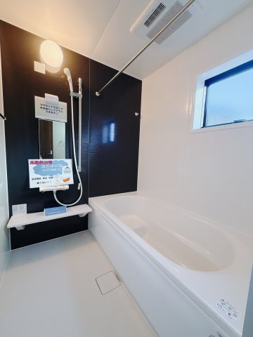 【新築戸建】前橋南町の浴室|■浴室｜お子様やご年配の方にも負担のかからないエコベンチ浴槽。半身浴ができる機能性が魅力です。浴室暖房換気乾燥機付きで冬でも暖かく過ごせます。
