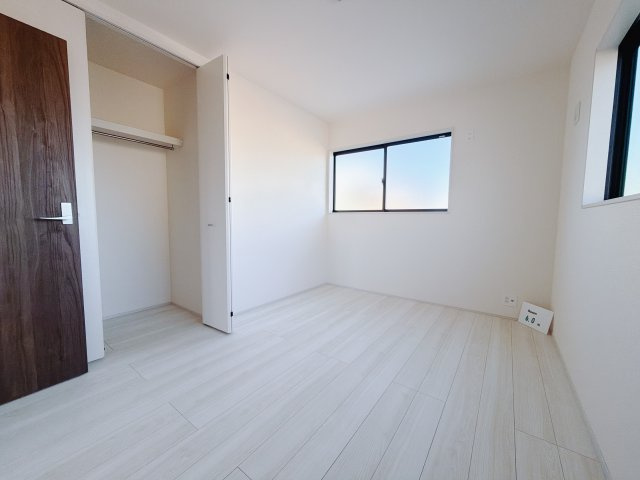 【新築戸建】前橋南町の洋室|■2階洋室｜お子様の一人部屋にピッタリな洋室。木のぬくもりを感じるフローリングは、天然木の味わいが時とともに深みを増していきます。また、傷にも強く、フリーワックスでお手入れもラクラクです♪