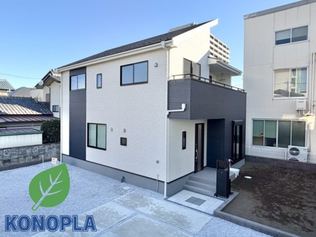 【新築戸建】前橋南町の外観|■外観｜窓の配置や、爽やかな白ベースの外観が清潔感をもたらします。まっさらなキャンバスのような家にこだわりを彩って…始めよう、あなただけの豊かな暮らし( ＾＾ )