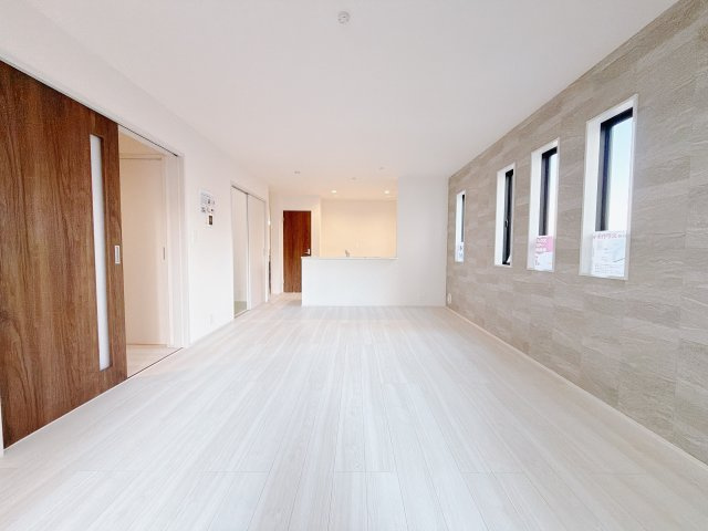 【新築戸建】前橋南町の居間・リビング|■リビング｜陽当たり良好のリビングダイニング♪賃貸では叶わなかった、お友達とのホームパーティや大音量で映画やテレビを楽しむことができます(*^^*)