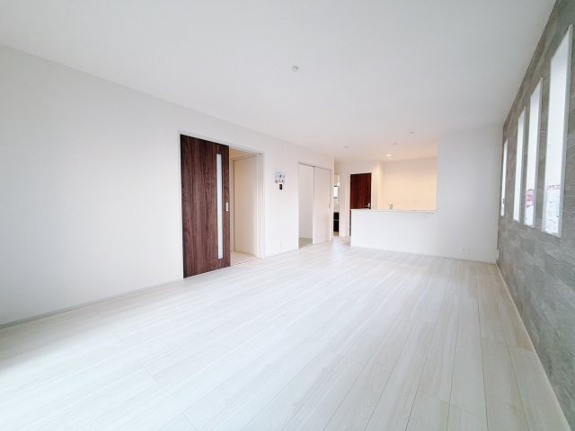 【新築戸建】前橋南町の居間・リビング|■リビング｜家族でゆったりくつろげる、居心地の良いリビング♪賃貸と違って、テレビや音楽の音を気にしなくて良いことが嬉しいですね(*＾＾*)