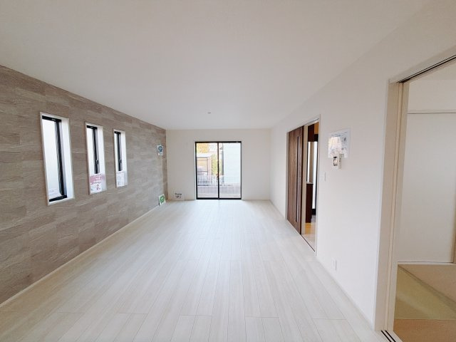 【新築戸建】前橋南町の居間・リビング|■リビング｜窓から射し込む陽射しが縦横に広がり、あたたかな空間を形作ります♪木目のきれいなフローリングとシンプルな壁紙は、一日中家に居ても飽きることなく過ごすことができる素敵な空間です♪