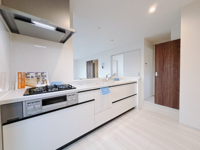 【新築戸建】前橋南町のキッチン|■キッチン｜ワークトップの幅が広く、お子様といっしょにお料理をつくったり、ちょっとしたパーティーも楽しめます。フラットなのでお掃除がしやすいのもポイントです♪