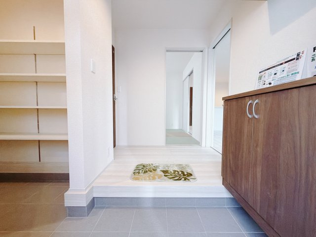 【新築戸建】前橋南町の玄関|■玄関｜「玄関から、我が家を心地よく。自然の風や光を感じられる気持ちのいい玄関へ。」永く居心地のいい暮らしを演出する快適性能と安心を両立させたドアを採用しました！
