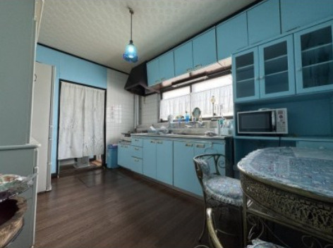 春採4丁目◎静かで落ち着いた環境で広々とした6LDK中古住宅♪のキッチン|収納豊富な明るい水色のキッチン。料理が楽しくなる広々設計。