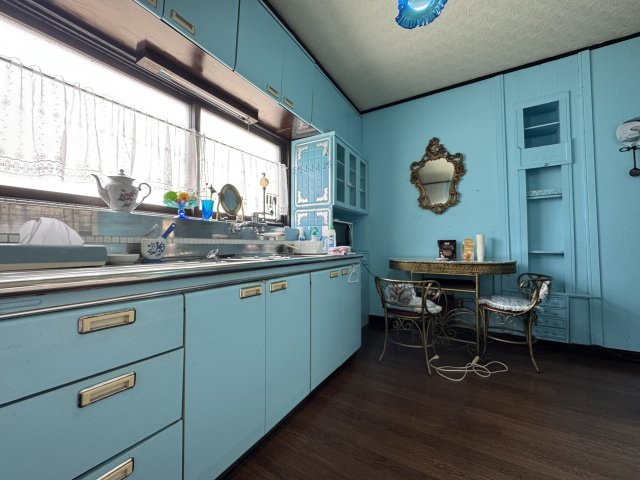 春採4丁目◎静かで落ち着いた環境で広々とした6LDK中古住宅♪のキッチン|収納豊富な明るい水色のキッチン。料理が楽しくなる広々設計。