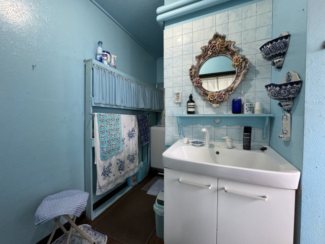 春採4丁目◎静かで落ち着いた環境で広々とした6LDK中古住宅♪のキッチン|明るい光が差し込み料理を楽しく彩ります。清潔感あふれる空間。