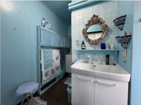 春採4丁目◎静かで落ち着いた環境で広々とした6LDK中古住宅♪の脱衣所|キッチンと同色のブルーの洗面所。一日の始まりを心地よく演出。