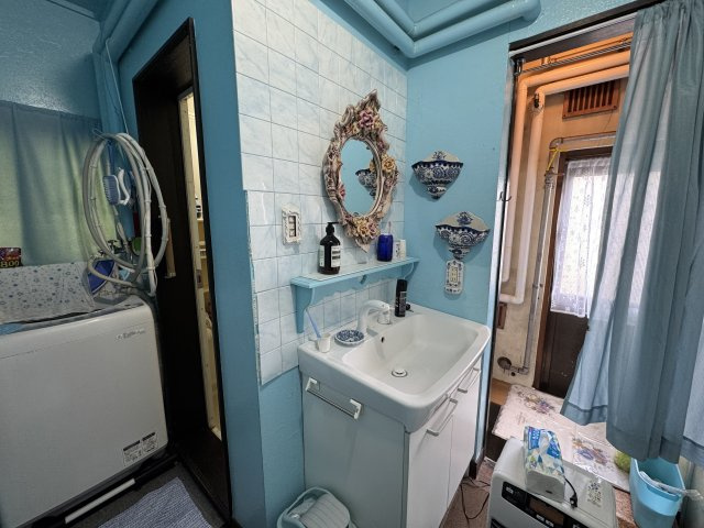 春採4丁目◎静かで落ち着いた環境で広々とした6LDK中古住宅♪の脱衣所|キッチンと同色のブルーの洗面所。一日の始まりを心地よく演出。