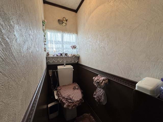 春採4丁目◎静かで落ち着いた環境で広々とした6LDK中古住宅♪のトイレ|窓から光が差し込む清潔なトイレ。