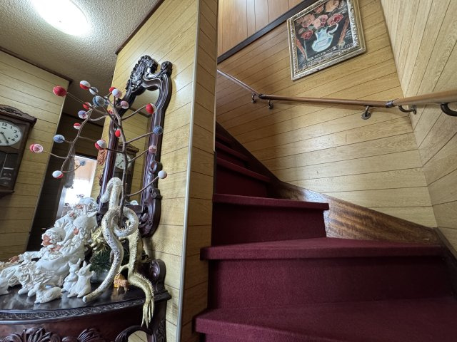 春採4丁目◎静かで落ち着いた環境で広々とした6LDK中古住宅♪のトイレ|窓から光が差し込む清潔なトイレ。