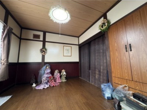 春採4丁目◎静かで落ち着いた環境で広々とした6LDK中古住宅♪の洋室|用途多彩な広々とした洋室。収納も豊富で明るく快適な空間です。