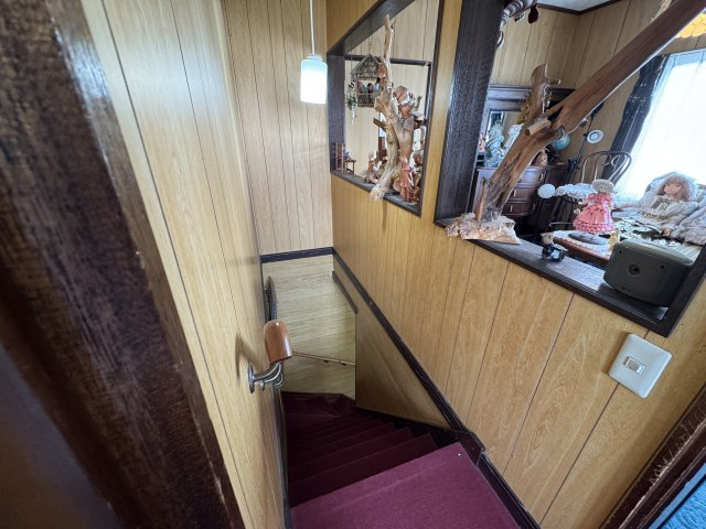 春採4丁目◎静かで落ち着いた環境で広々とした6LDK中古住宅♪の内装|落ち着いた色合いの階段。飾り棚にはお好みの装飾を。