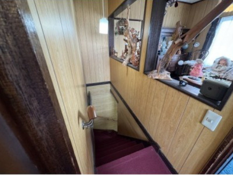 春採4丁目◎静かで落ち着いた環境で広々とした6LDK中古住宅♪の内装|落ち着いた色合いの階段。飾り棚にはお好みの装飾を。