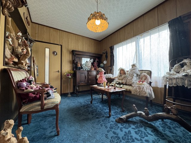 春採4丁目◎静かで落ち着いた環境で広々とした6LDK中古住宅♪の内装|落ち着いた色合いの階段。飾り棚にはお好みの装飾を。