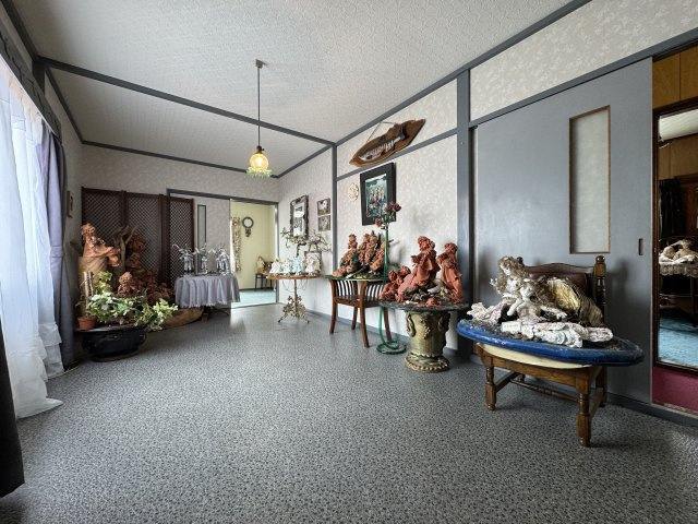 春採4丁目◎静かで落ち着いた環境で広々とした6LDK中古住宅♪の洋室|手作りの温もりがお客様をお迎え。趣味を楽しむ癒しの空間です。