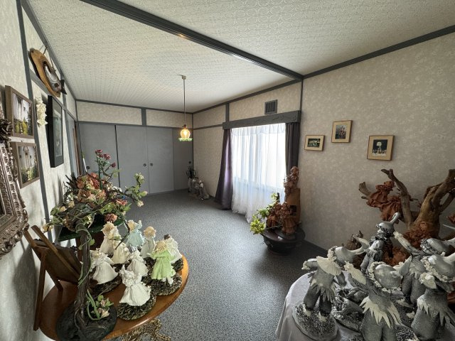 春採4丁目◎静かで落ち着いた環境で広々とした6LDK中古住宅♪の洋室|特徴的なカーペットが彩る洋室。陽光が入り心安らぐ空間です。