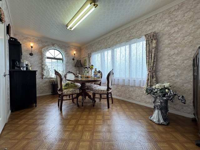 春採4丁目◎静かで落ち着いた環境で広々とした6LDK中古住宅♪の洋室|上品な設えの多目的スペース。窓から光が差し込みます。