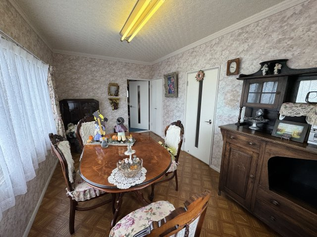春採4丁目◎静かで落ち着いた環境で広々とした6LDK中古住宅♪の洋室|クラシックな家具が映える広々としたダイニング。