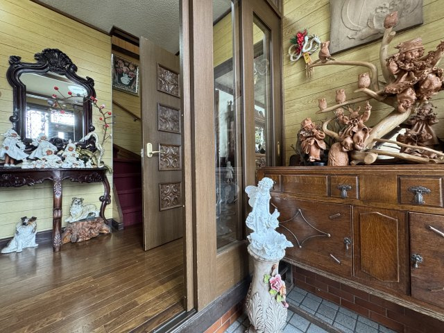 春採4丁目◎静かで落ち着いた環境で広々とした6LDK中古住宅♪の玄関|木の温もりを感じる重厚な玄関、趣のある内装です。