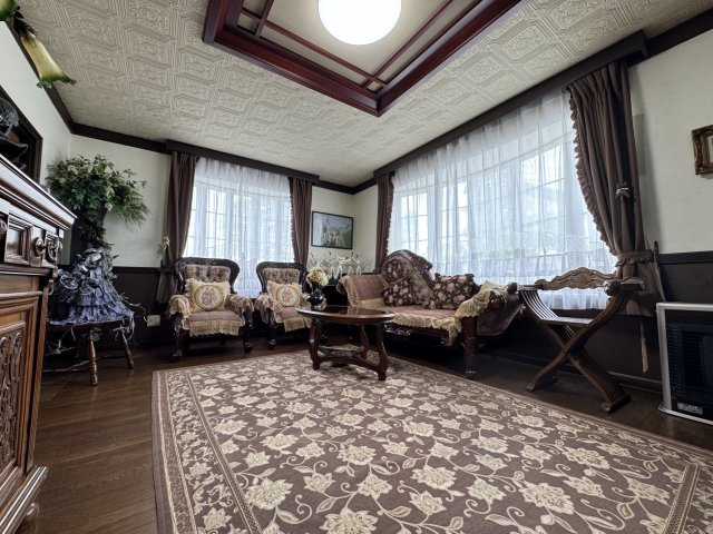 春採4丁目◎静かで落ち着いた環境で広々とした6LDK中古住宅♪の居間・リビング|陽光差し込む広々リビング。優雅で落ち着いた空間が魅力です。