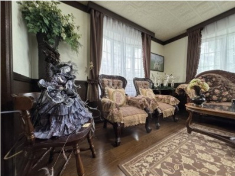 春採4丁目◎静かで落ち着いた環境で広々とした6LDK中古住宅♪の居間・リビング|上品な家具に洗練されたリビング。大きな窓から光が入ります。