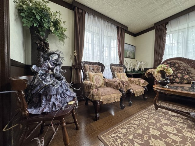 春採4丁目◎静かで落ち着いた環境で広々とした6LDK中古住宅♪の居間・リビング|上品な家具に洗練されたリビング。大きな窓から光が入ります。