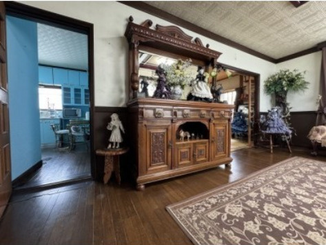 春採4丁目◎静かで落ち着いた環境で広々とした6LDK中古住宅♪の居間・リビング|重厚な調度品で統一されていて素敵です。