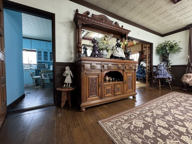 春採4丁目◎静かで落ち着いた環境で広々とした6LDK中古住宅♪の居間・リビング|重厚な調度品で統一されていて素敵です。