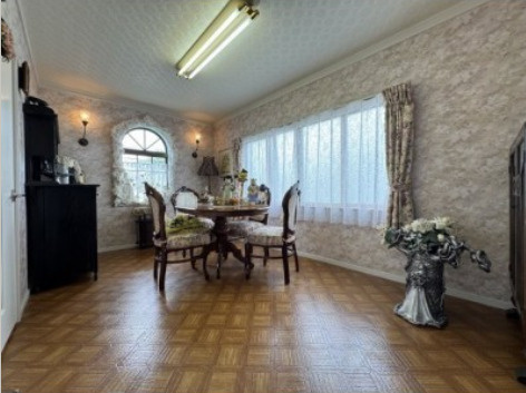 春採4丁目◎静かで落ち着いた環境で広々とした6LDK中古住宅♪の洋室|上品な設えの多目的スペース。窓から光が差し込みます。